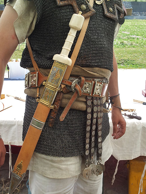 Roman sword, with his harness. Do I look good with it? :p