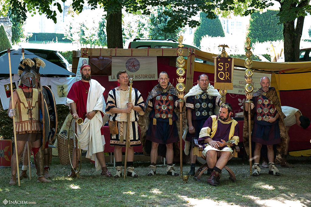 The Imperator Hadrianus and his court, waiting for the Gladiator games.